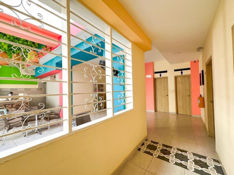 Pasillo colorido con acceso a baños compartidos en Hotel Zamay Centro Histórico de Colombia