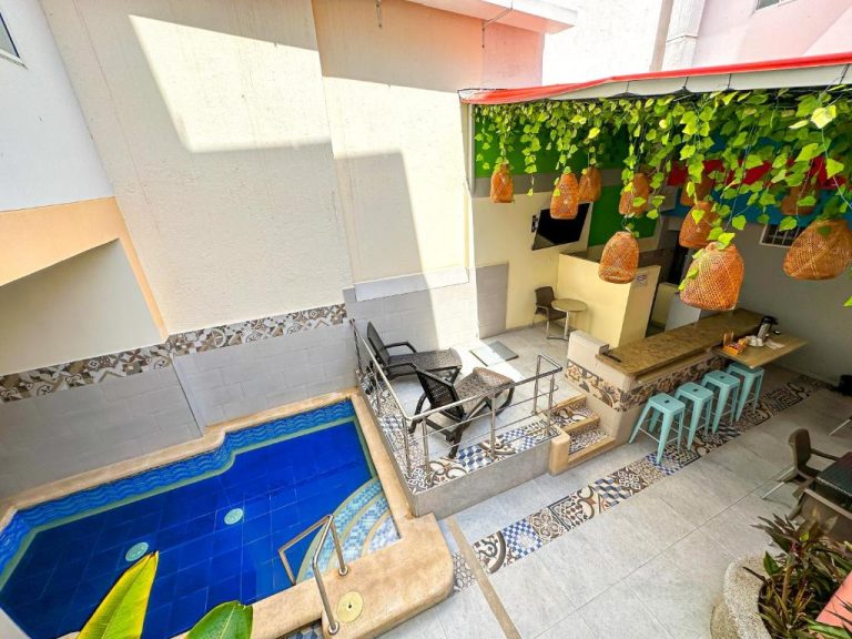 Piscina privada y barra de bar con lámparas artesanales en Hotel Zamay Centro Histórico