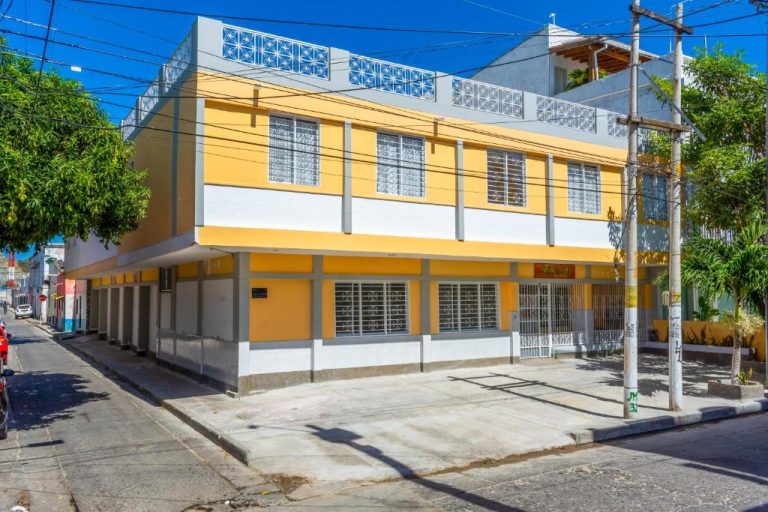 Fachada exterior del Hotel Zamay Centro Histórico con edificio amarillo y blanco en esquina urbana