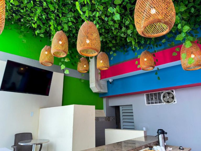 Restaurante del Hotel Zamay Centro Histórico con lámparas de mimbre y vegetación tropical en el techo