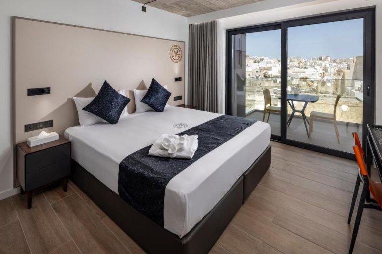 Habitación doble con terraza y vistas a la ciudad en Grands Suites Hotel and Spa Sliema