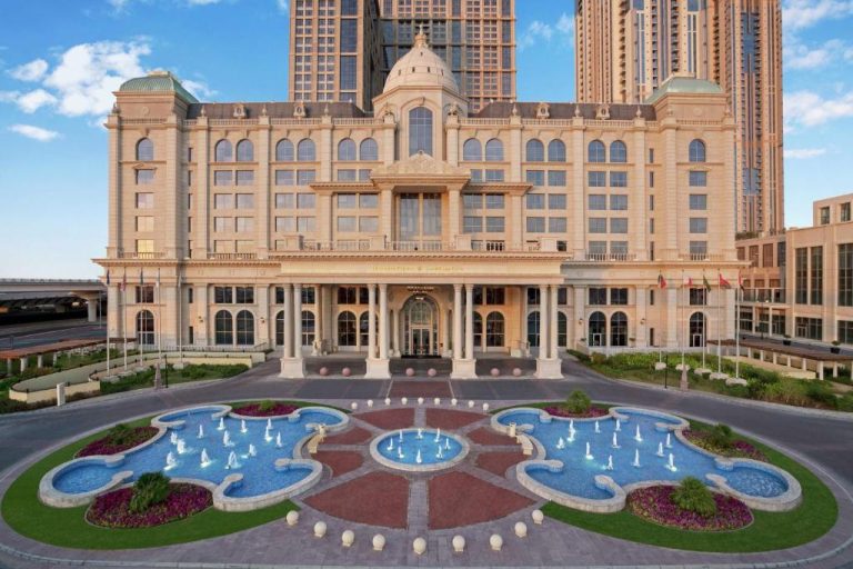 Fachada principal del Al Habtoor Palace con fuentes ornamentales y jardines en Dubái