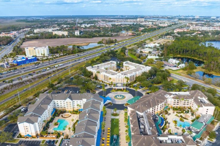 Vista aérea del SpringHill Suites Orlando Lake Buena Vista en Marriott Village con piscinas y jardines