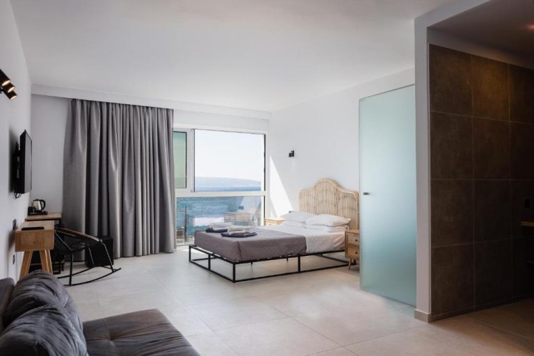 Habitación doble con vista al mar y cabecero de ratán en Areti Hotel