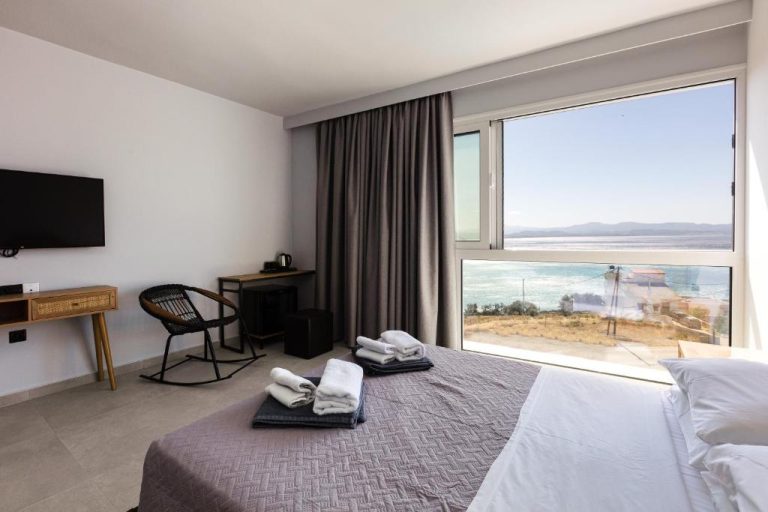 Habitación doble con cama grande y vistas panorámicas al mar en el Areti Hotel
