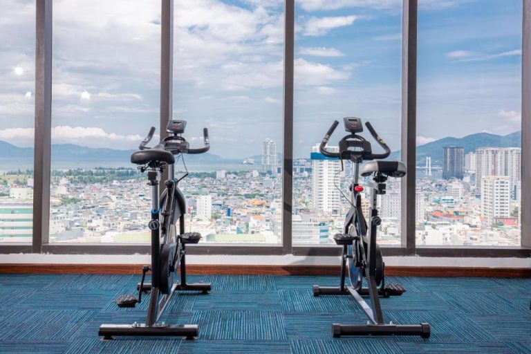 Gimnasio con bicicletas estáticas y vistas panorámicas de Da Nang en G8 Luxury Hotel