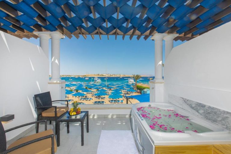 Terraza privada con jacuzzi y vistas al mar en Naama Bay Suites & SPA, Sharm El Sheikh