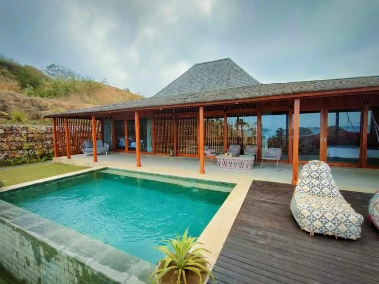 Villa con piscina privada y terraza de madera en Lobster Bay Lombok con vistas al mar