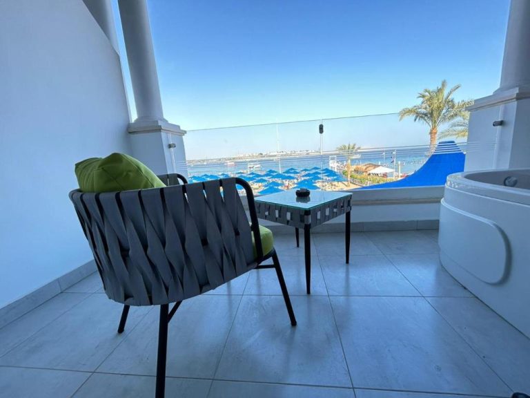 Terraza privada con jacuzzi y vistas al mar en Naama Bay Suites & SPA en Sharm El Sheikh