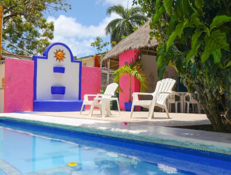 Piscina exterior con terraza y decoración colonial colorida del Hotel Hacienda Cancun