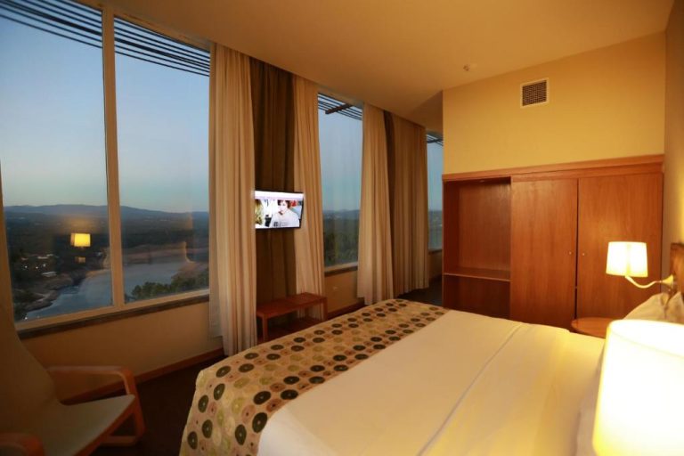 Habitación doble con cama grande y vistas panorámicas al río en el Hotel Da Montanha