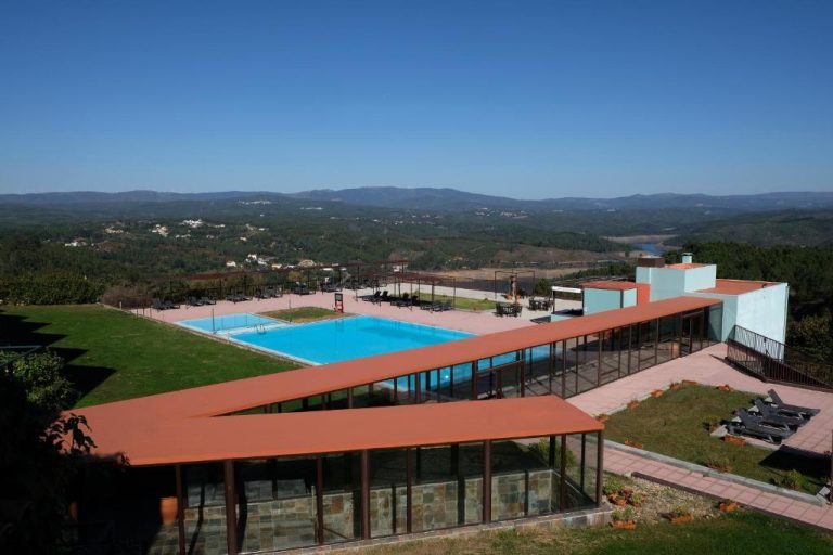 Piscina exterior con vistas panorámicas al valle y montañas del Hotel Da Montanha en Portugal