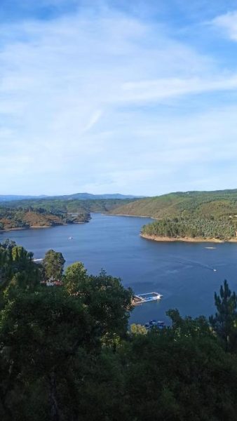 Vistas panorámicas del lago y bosques desde el Hotel Da Montanha con embarcadero y naturaleza