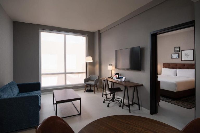 Suite con sala de estar y dormitorio separado en Four Points by Sheraton Puntacana