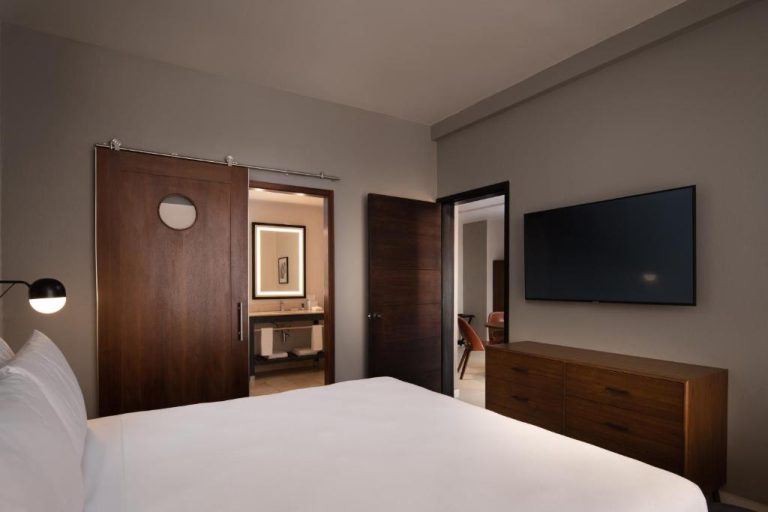 Habitación deluxe con cama king y baño en suite del Four Points by Sheraton Puntacana