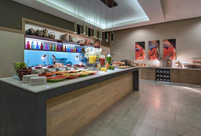 Amplio buffet de desayuno con frutas frescas y jugos naturales en el Hyatt Place Tegucigalpa