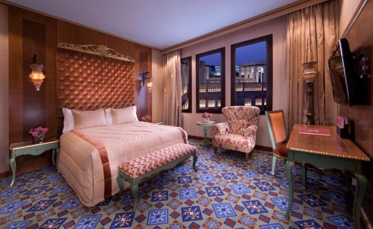 Habitación de lujo con decoración árabe y suelo de mosaico en Souq Waqif Boutique Hotels Tivoli Qatar