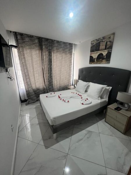 Habitación doble romántica con decoración de rosas en Residencial Santo Amaro, suelo de mármol blanco
