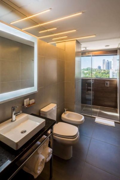 Baño moderno con ducha de vidrio y bidet en Hilton Garden Inn Asunción Aviadores del Chaco