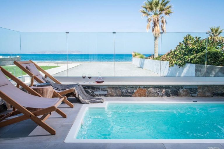 Piscina privada con tumbonas y vistas al mar en el hotel Niriides Palace, Grecia
