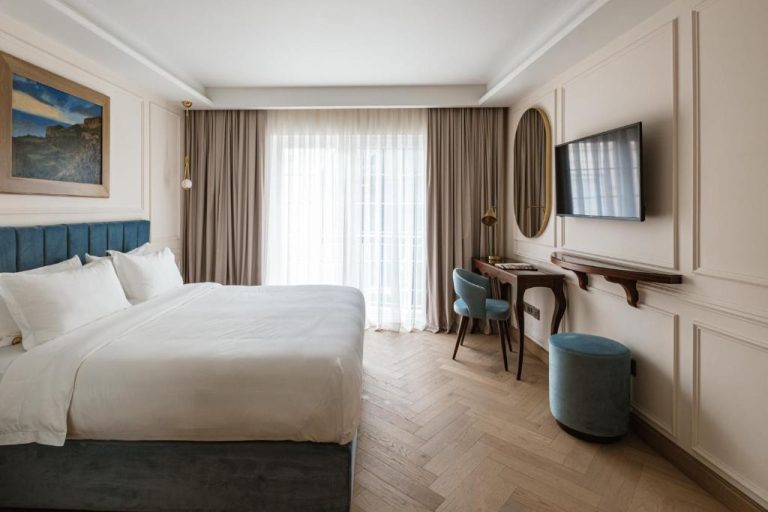 Habitación deluxe con cama king y escritorio clásico en Palazzo Castagna Boutique Hotel