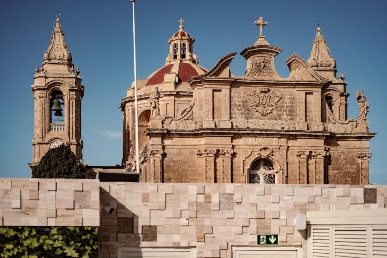 Vista de iglesia barroca histórica desde el Palazzo Castagna Boutique Hotel en Malta