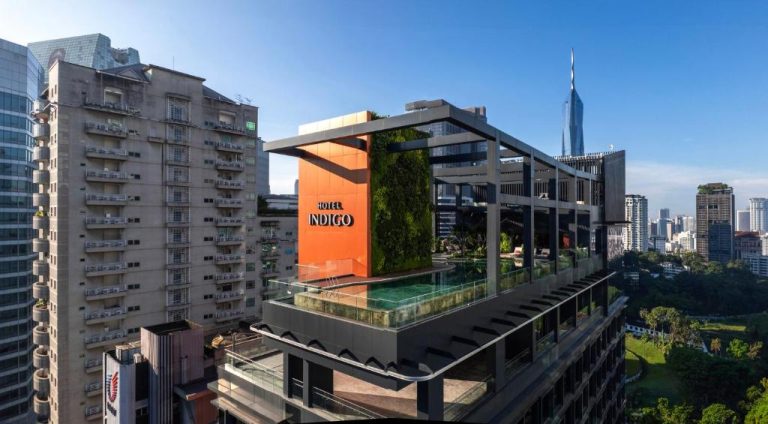 Piscina infinita en la azotea del Hotel Indigo Kuala Lumpur on the Park con vistas al skyline de la ciudad