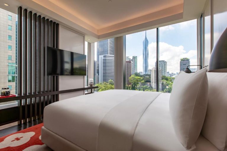 Habitación de lujo con cama doble y vistas al skyline de Kuala Lumpur en Hotel Indigo KL on the Park