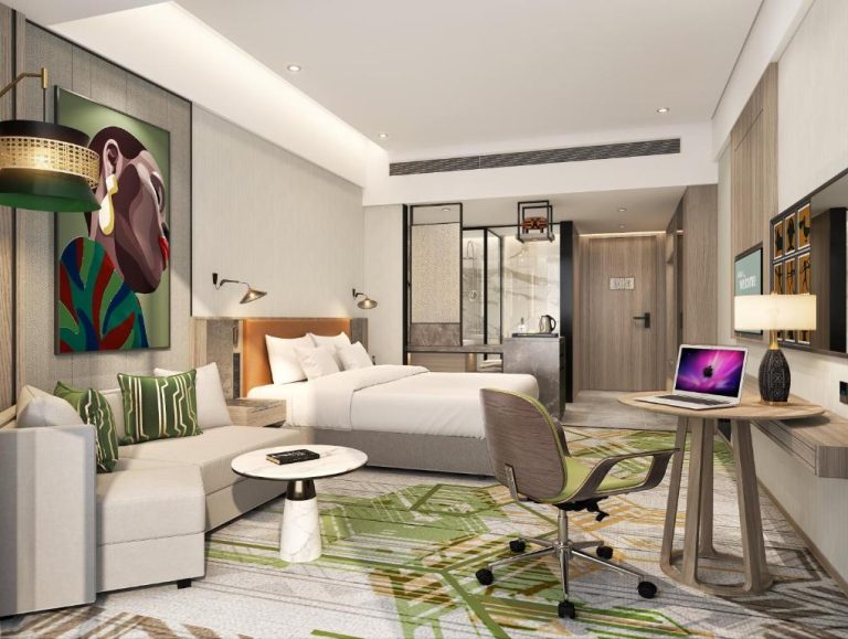 Habitación deluxe moderna con cama doble, zona de trabajo y sofá en Argyle Grand Hotel Nairobi Airport