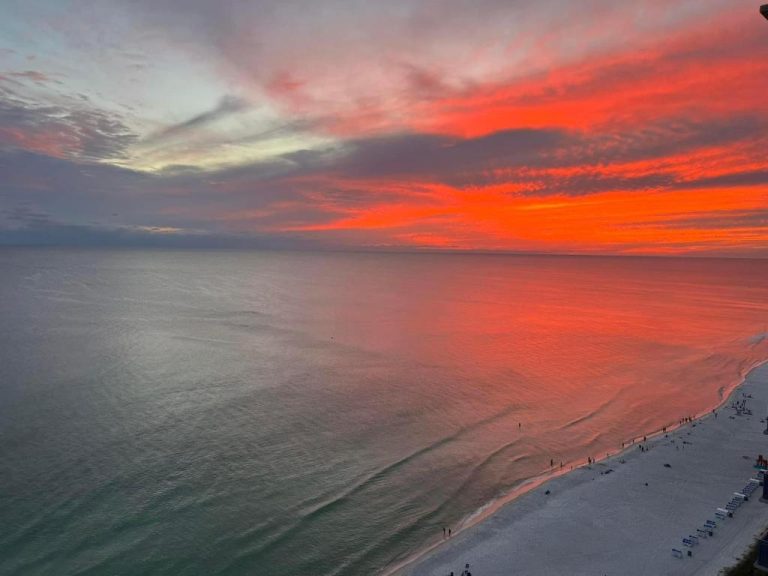 Impresionante puesta de sol desde el Ocean Front Condo con vistas panorámicas a la playa y el mar