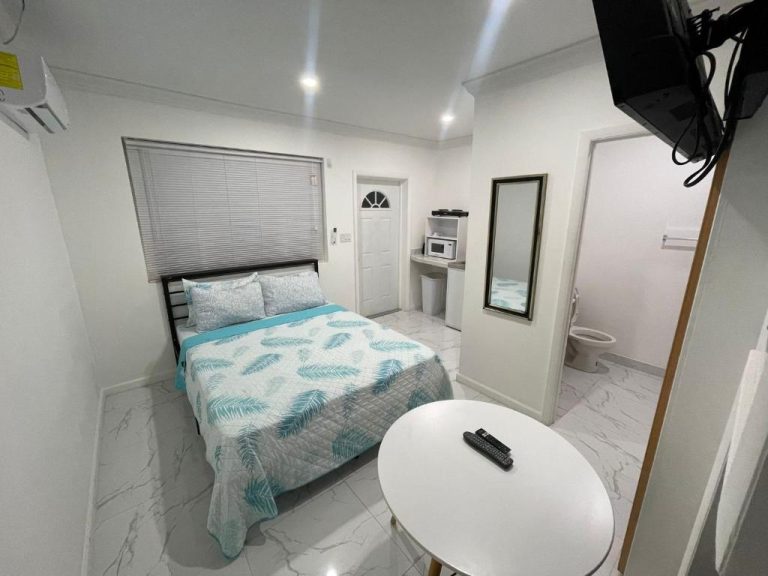 Habitación doble con baño privado, televisión y microondas en Sandelwood Studios