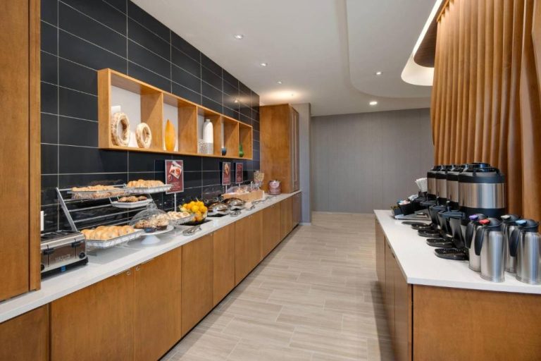 Buffet de desayuno con bollería y estación de café en SpringHill Suites by Marriott Indianapolis Keystone