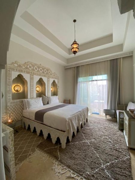 Habitación doble de estilo árabe con cabecero tallado y lámpara oriental en La Villa Des Golfs & PinkCactus