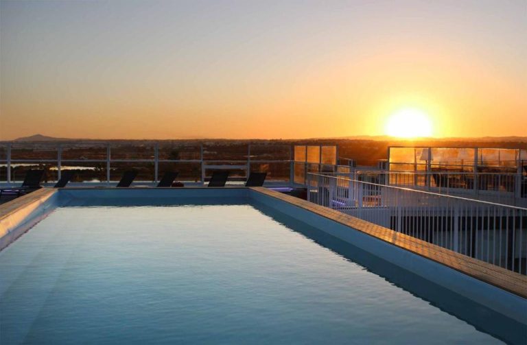Piscina infinity en la azotea del AP Cabanas Beach & Nature con vistas al atardecer dorado