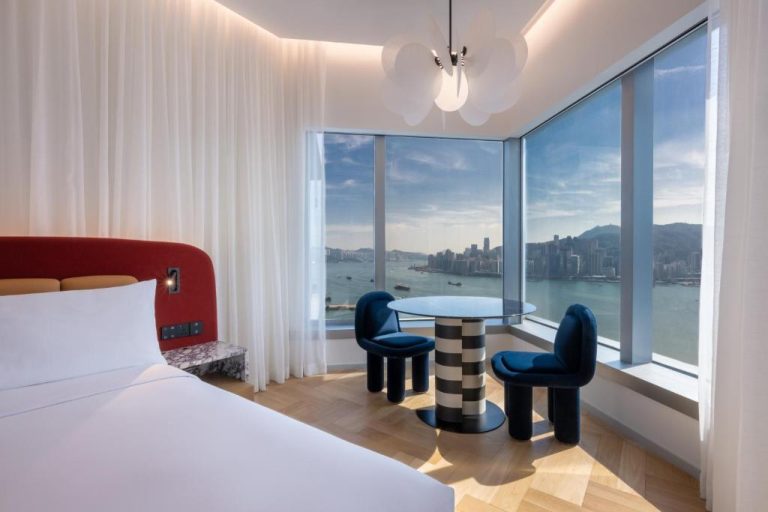 Habitación de lujo con vista panorámica a la bahía Victoria en el Mondrian Hong Kong
