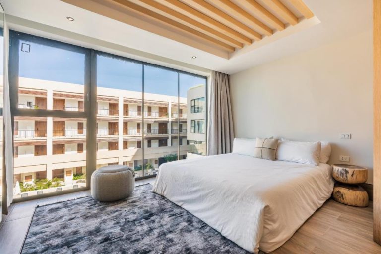 Habitación doble con cama king y amplia ventana con vistas al complejo en Hotel Faranda Single Punta Cana