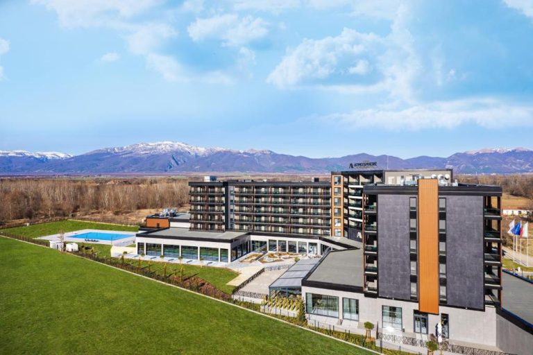 Vista aérea del Atmosphere Balneo Hotel & SPA con piscina exterior y montañas nevadas al fondo