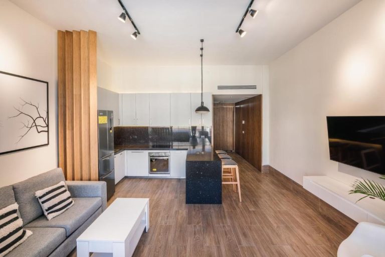 Salón moderno con cocina abierta y zona de estar en Hotel Faranda Single 1 Punta Cana Adults Only