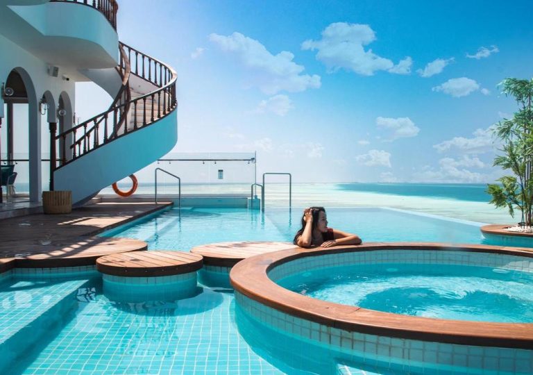 Piscina infinita con vistas al océano índico turquesa en Stone Hotels Dhiffushi, Maldivas