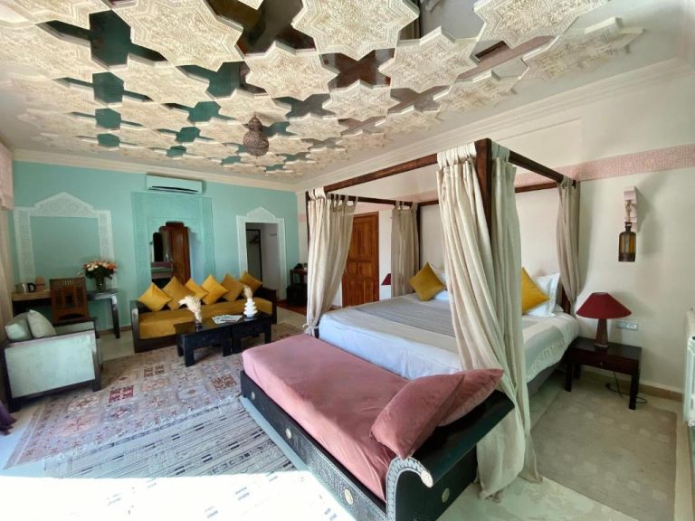 Habitación de lujo con cama dosel y techo artesanal en La Villa Des Golfs & PinkCactus