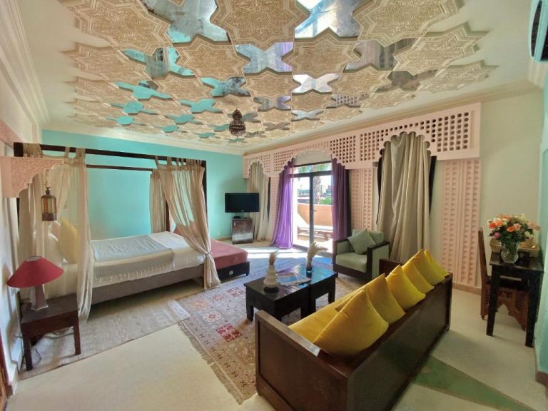 Suite de estilo árabe con techo decorado en La Villa Des Golfs & PinkCactus, cama dosel y sofá amarillo