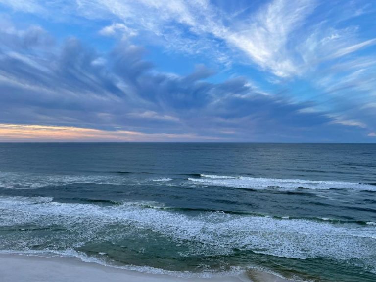 Vistas panorámicas al mar desde Ocean Front Condo con olas y cielo al atardecer