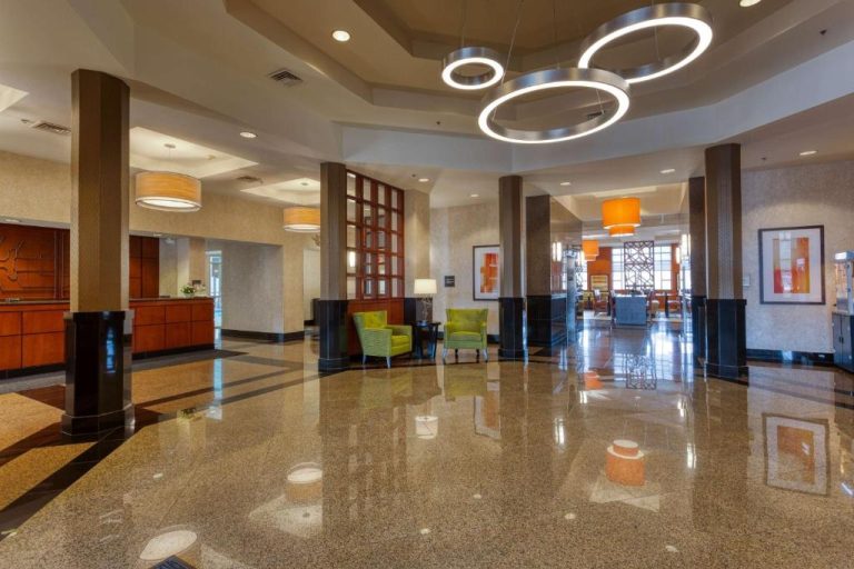 Amplio lobby con recepción y elegante decoración del Drury Inn & Suites Indianapolis Northeast