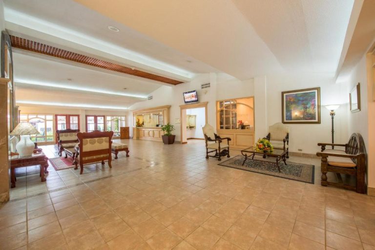 Amplio lobby con recepción y zona de descanso del Hotel Globales Camino Real Managua