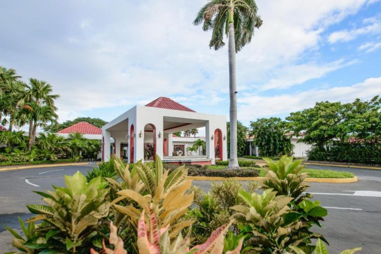 Entrada principal del Hotel Globales Camino Real Managua con jardines tropicales y palmeras