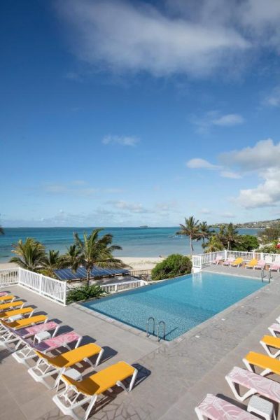 Piscina exterior con tumbonas y vista al mar del Hotel C Rodrigues Mourouk en Isla Rodrigues