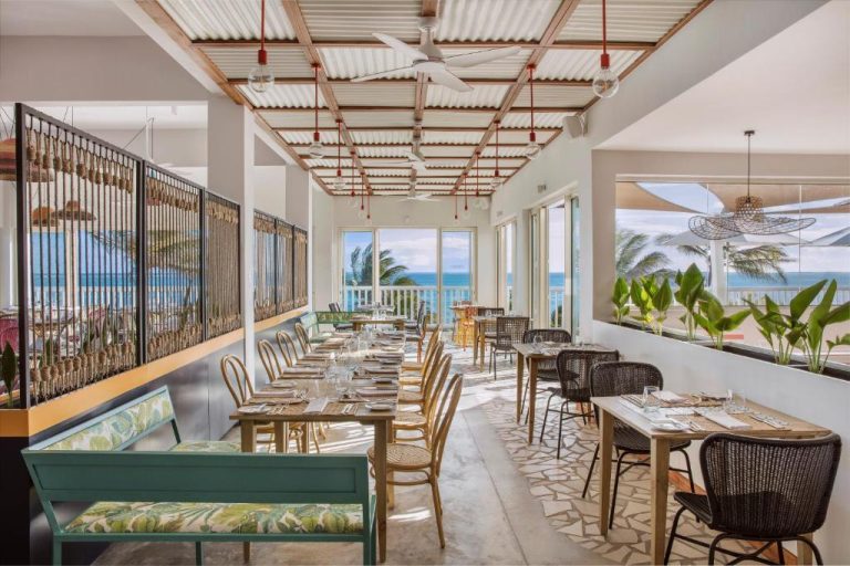 Restaurante con vista al mar del hotel C Rodrigues Mourouk en la isla Rodrigues, con decoración tropical