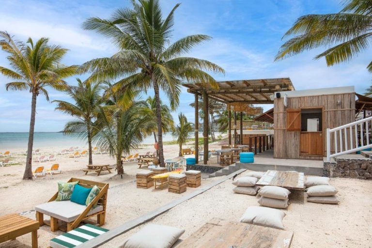 Bar en la playa con tumbonas y palmeras del hotel C Rodrigues Mourouk en Isla Rodrigues