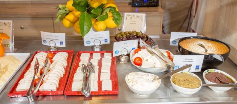 Buffet de quesos griegos, feta, aceitunas y salsas en el desayuno del Hotel Kosta Palace