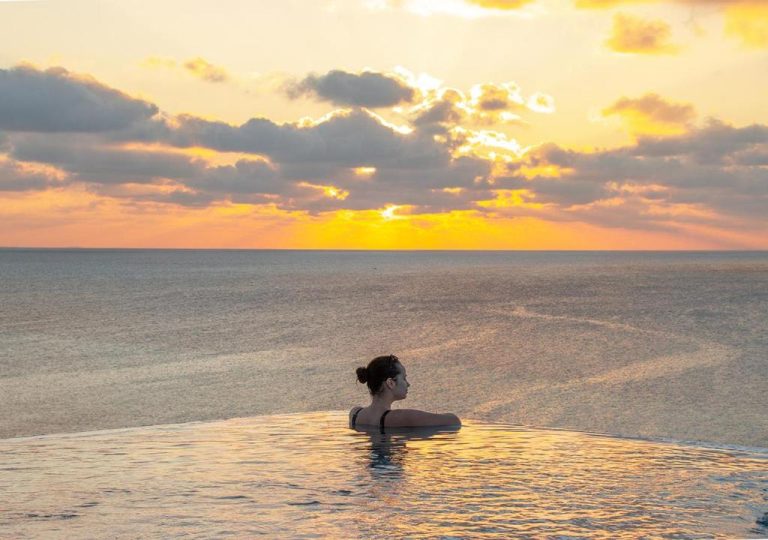 Piscina infinita con vistas al océano durante el atardecer en Stone Hotels Dhiffushi, Maldivas